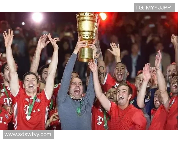 八位足球传奇巨星的辉煌足迹与背后故事探索