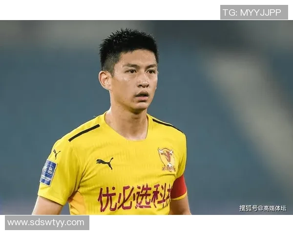 天才足球球星崛起之路：从草根到世界巅峰的传奇故事