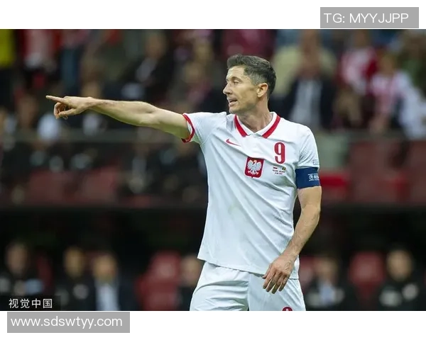 波兰足球明星莱万多夫斯基的传奇之路与荣耀时刻回顾 波兰足球明星莱万多夫斯基的传奇之路与荣耀时刻回顾